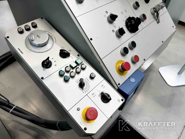 Pupitre de commande sur Rectifieuse par coordonnées CNC HAUSER S40-400 90101